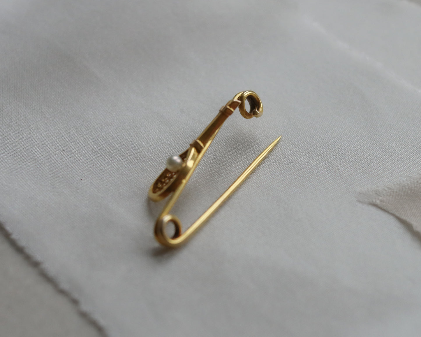 Antique 9ct Gold Tennis Racket Brooch with Natural Pearl