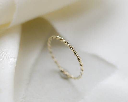 thin 9ct gold twist ring UK O