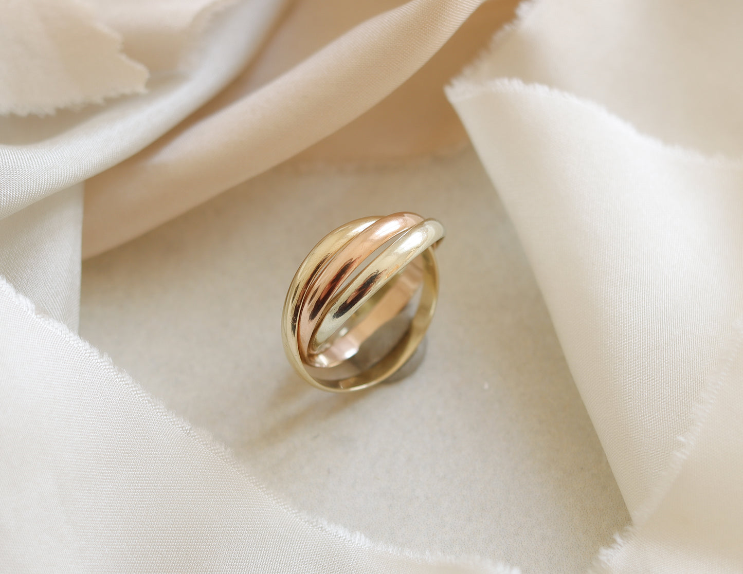 9ct gold tri-colour 3 band ring UK O
