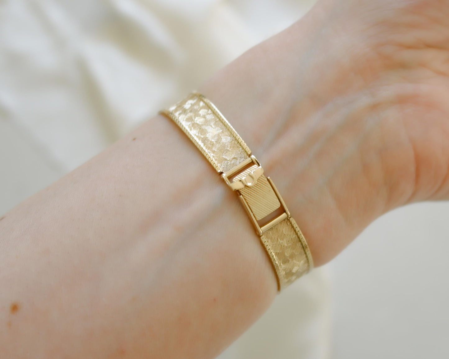 Rare decorative bracelet 1969 Omega ladies watch in 9ct yellow gold
