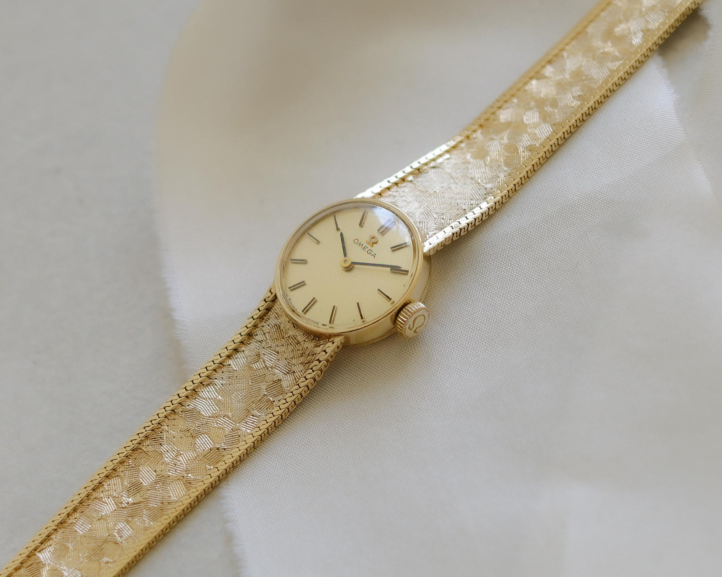 Rare decorative bracelet 1969 Omega ladies watch in 9ct yellow gold