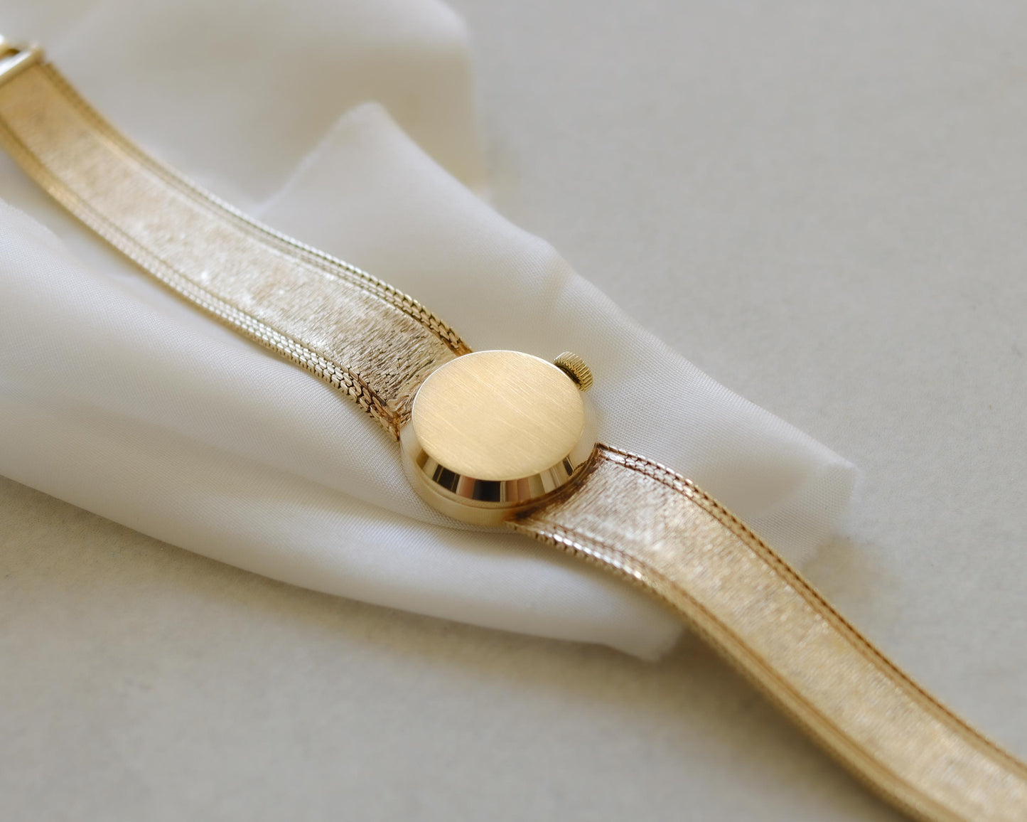 Rare decorative bracelet 1969 Omega ladies watch in 9ct yellow gold