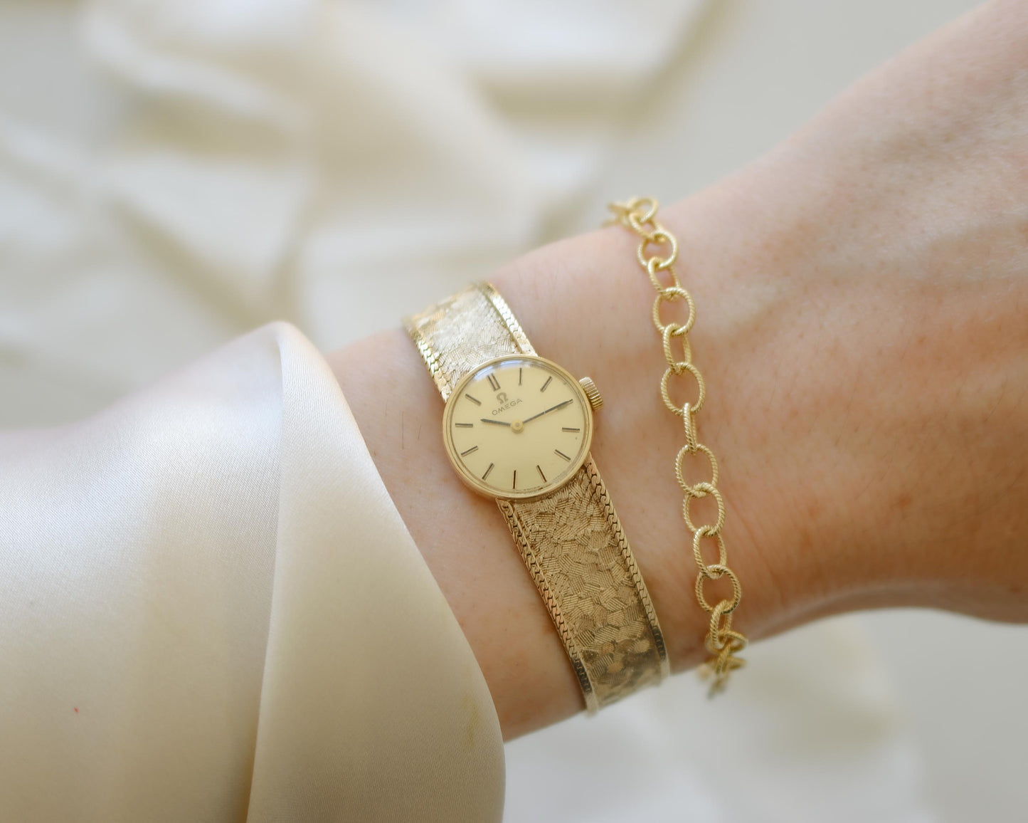 Rare decorative bracelet 1969 Omega ladies watch in 9ct yellow gold