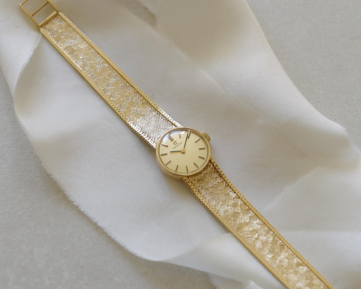 Rare decorative bracelet 1969 Omega ladies watch in 9ct yellow gold