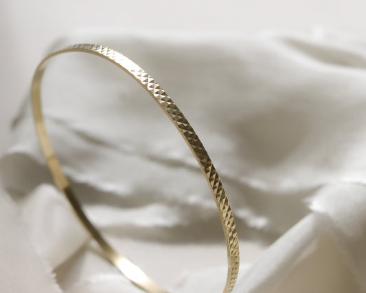 9ct gold triangle patterned bangle