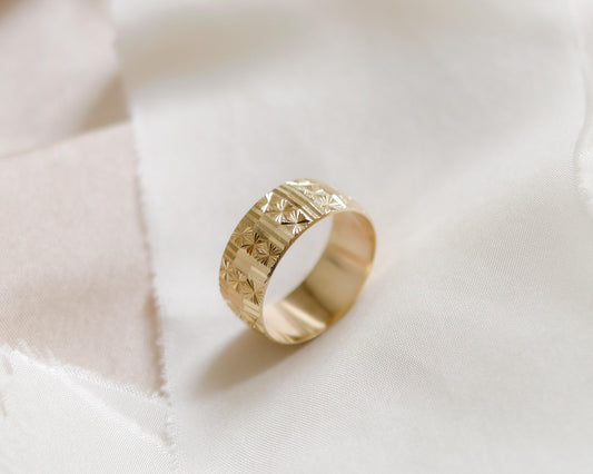 9ct gold 1970's decorative engraved band UK O 1/2