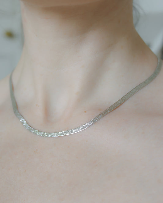 Stunning 9ct white gold double sided necklace