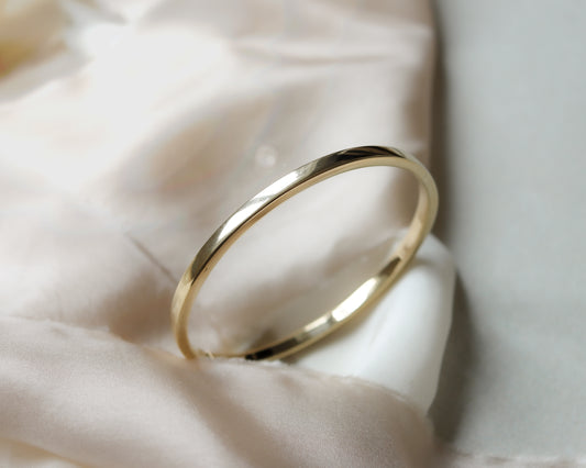 9ct gold oval hinged bangle