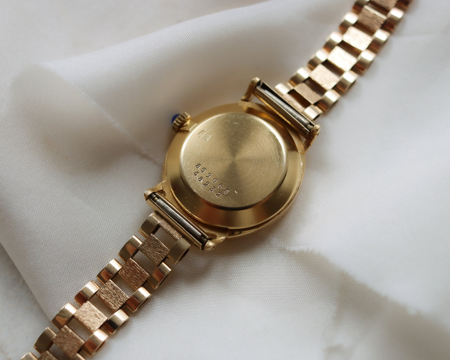 18ct gold 1980's Baume & Mercier oval quartz watch