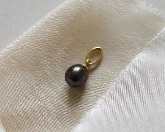stunning 9ct Gold black cultured pearl pendant