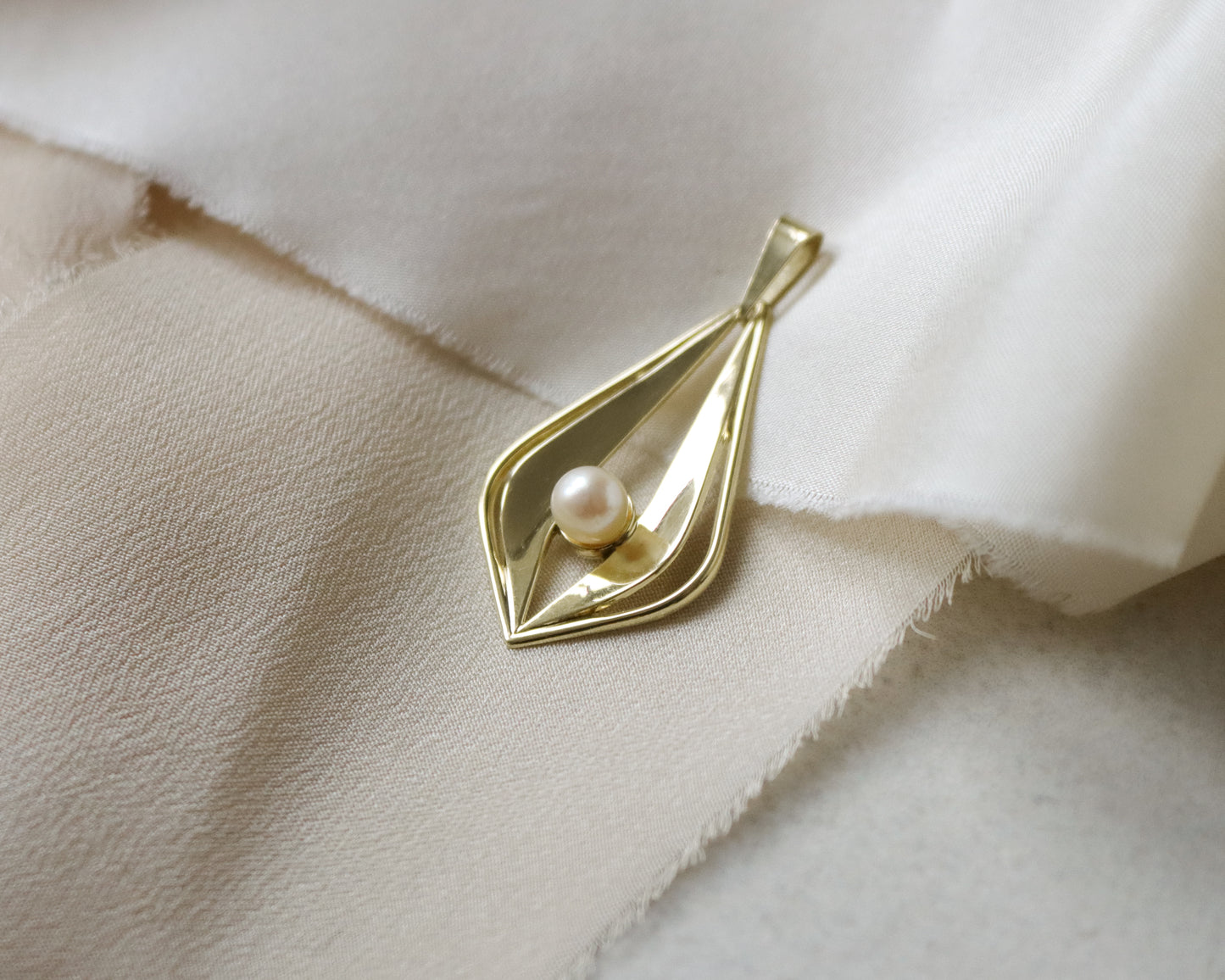 Pearl deco style vintage pendant in 9ct gold (chain not included)