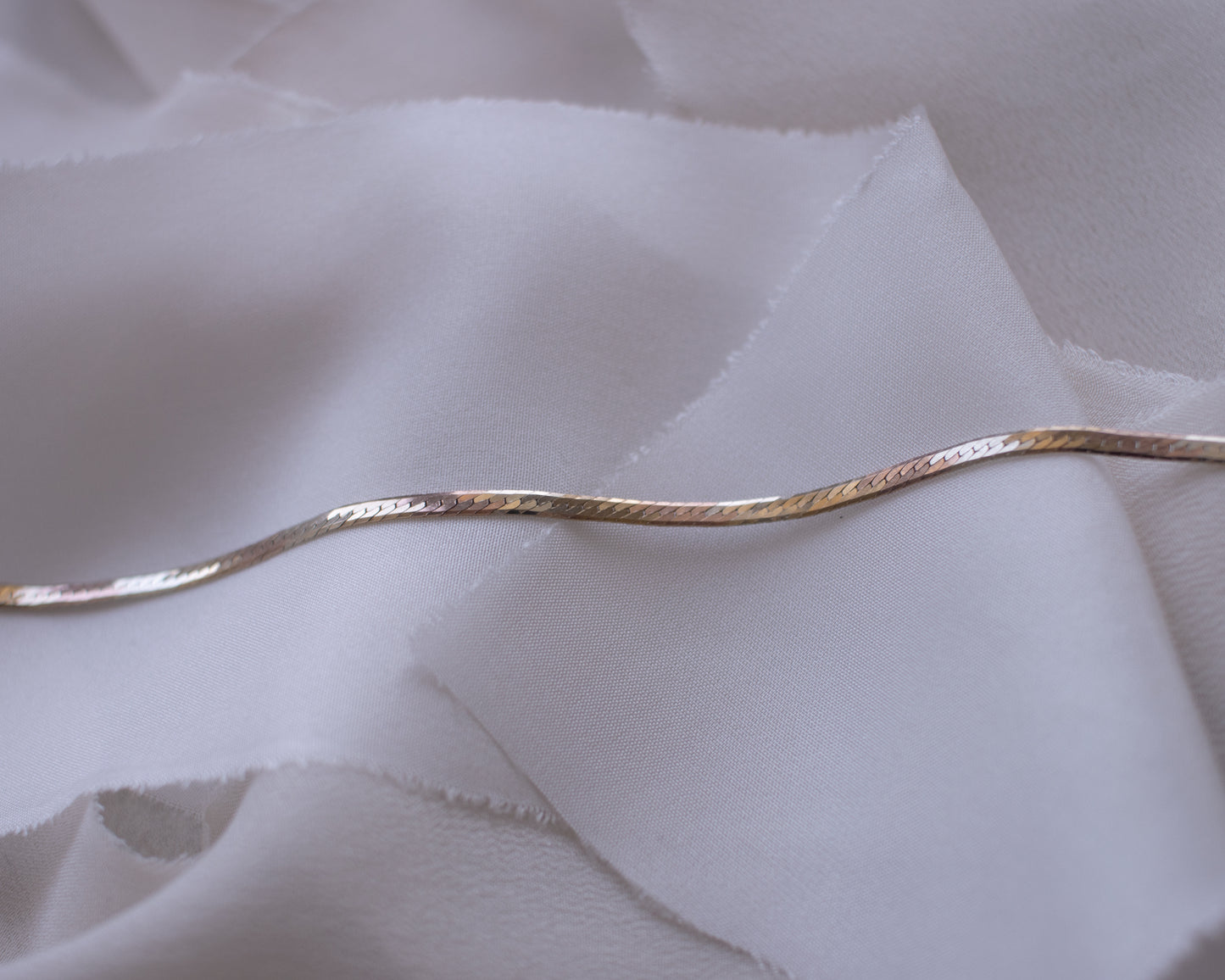 Vintage 9ct tri-gold herringbone necklace chain