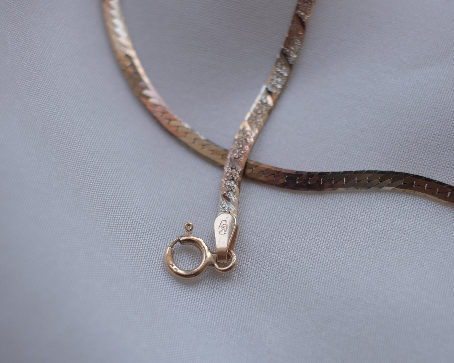 Vintage 9ct tri-gold herringbone necklace chain
