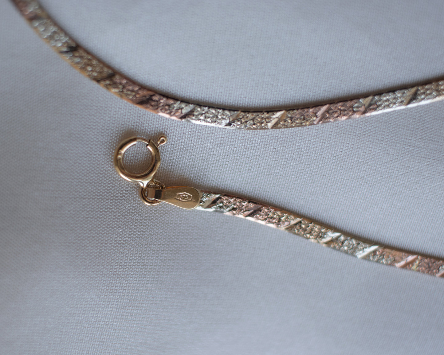 Vintage 9ct tri-gold herringbone necklace chain